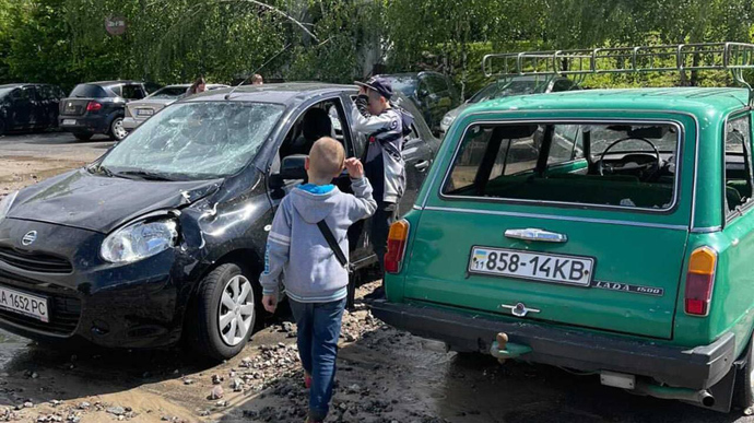 Прорыв теплосети в Киеве: несколькометровый фонтан пробил асфальт и повредил автомобили (фото)