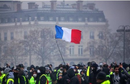 Листи проти «поступок ісламізму» у Франції — це початок виборчої кампанії правих — міжнародник