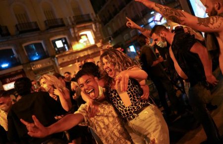 Жителі Іспанії влаштували на вулицях масові вечірки в першу ніч без карантину