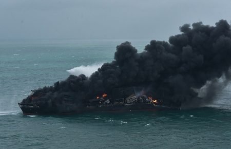 Біля Коломбо сьомий день горить контейнеровоз: на борту тонни азотної кислоти та палива