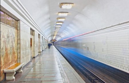 На станции метро Арсенальная спасатели вытащили мужчину из-под поезда — ГСЧС (фото)