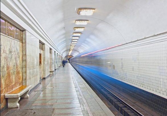 На станции метро Арсенальная спасатели вытащили мужчину из-под поезда — ГСЧС (фото)