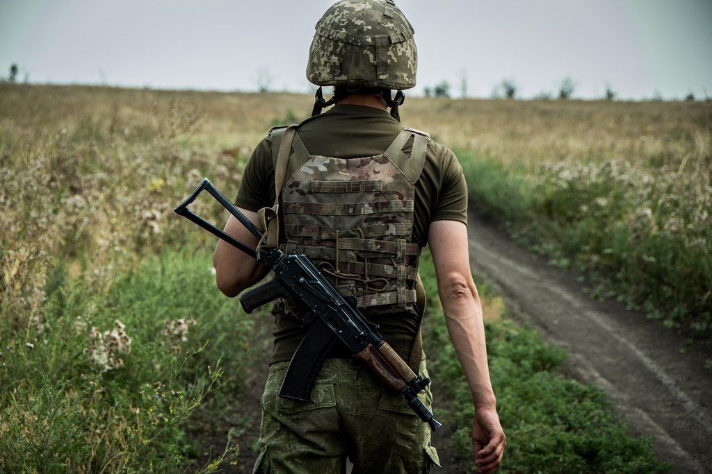 На Донбасі внаслідок обстрілу бойовиків поранено військового