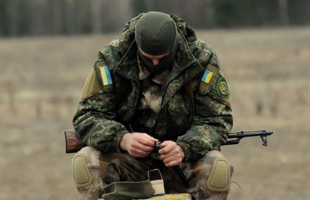 Возле Новотошковского снайпер боевиков застрелил украинского бойца
