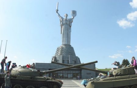 У Мінкульті заперечують, що забороняли монтувати сцену біля Музею історії України у Другій світовій війні