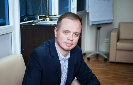 Заборона листування та обмеження кола спілкування: суд РФ призначив запобіжний захід адвокату Павлову