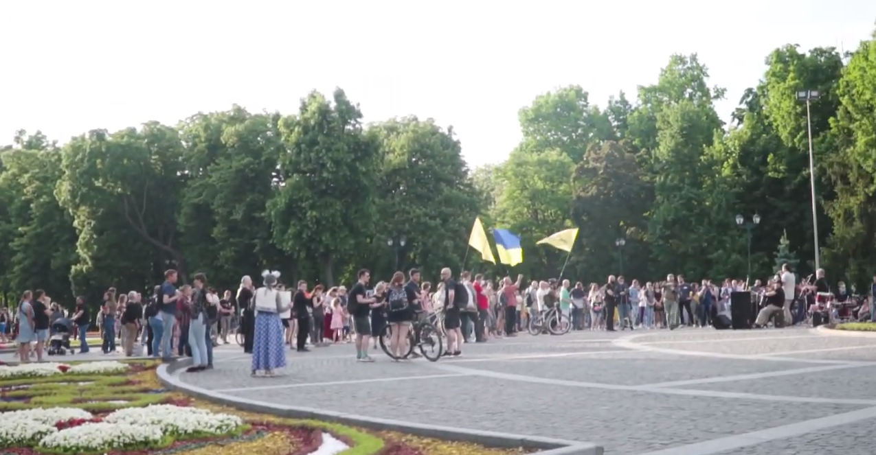 «Сад Шевченка — не концтабір!»: у Харкові містяни вийшли на протест на підтримку вуличних музик