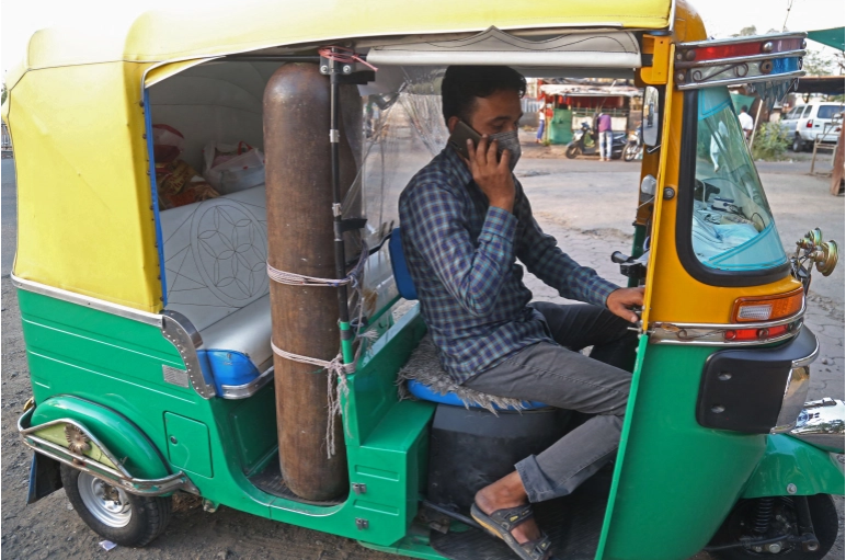 «Швидка допомога»: в Індії водій рикші пропонує безкоштовний кисень хворим на COVID-19