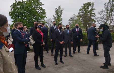 Зеленський із послами країн G7 та ЄС відвідують Луганщину у День пам'яті та примирення