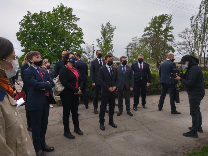 Зеленський із послами країн G7 та ЄС відвідують Луганщину у День пам'яті та примирення