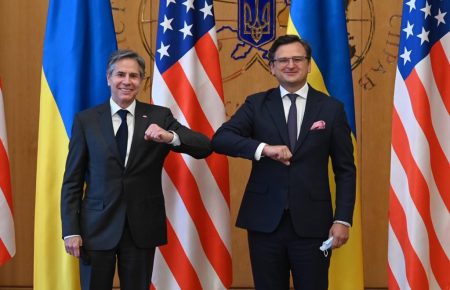 Блінкен запевнив, що США ніколи не будуть домовлятися ні з ким щодо України без України — Кулеба