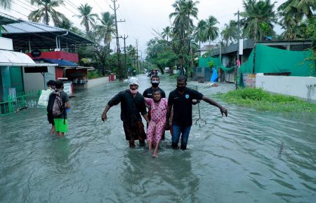 Индию накрыл мощный циклон, эвакуировали 150 тысяч человек, есть жертвы