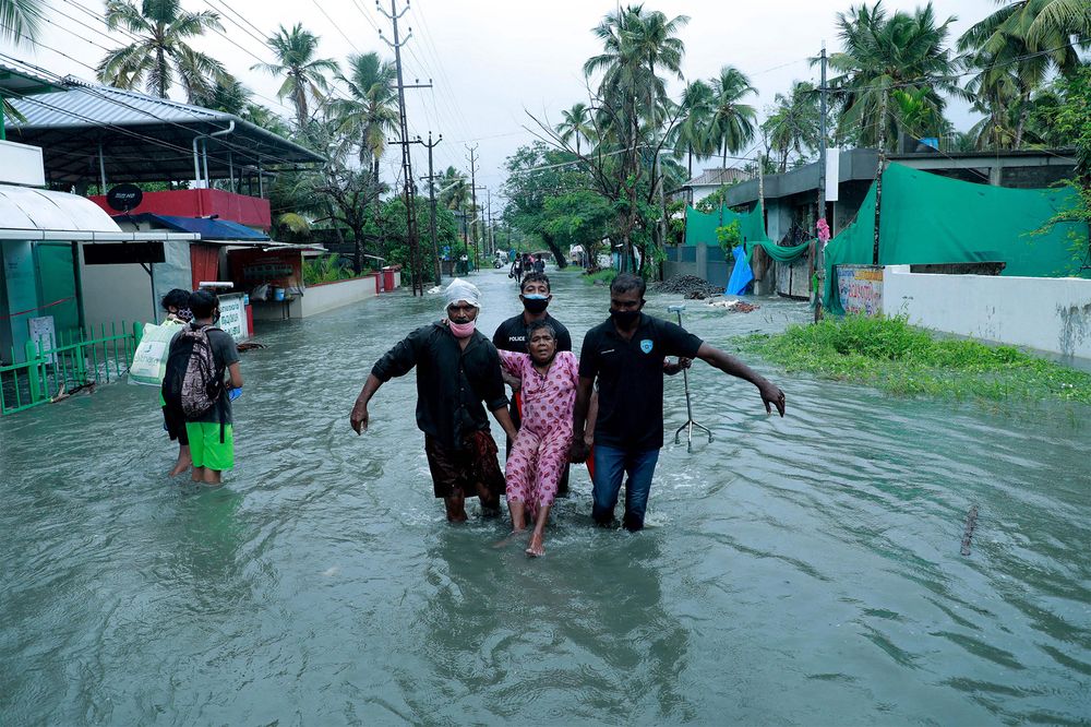 Индию накрыл мощный циклон, эвакуировали 150 тысяч человек, есть жертвы