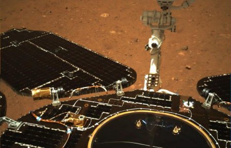 Китайский зонд прислал первые фото с поверхности Марса