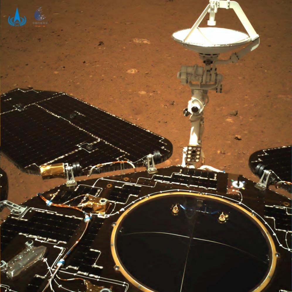 Китайский зонд прислал первые фото с поверхности Марса