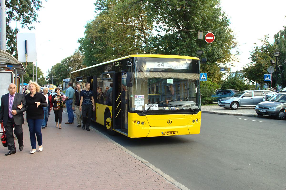 Нові автобуси на половині київських маршрутів нерентабельні — Мойсеєнко