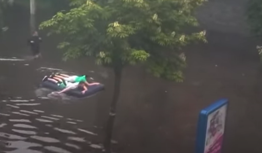 Злива у Житомирі: люди плавали на матраці та каталися на водному скутері (відео)