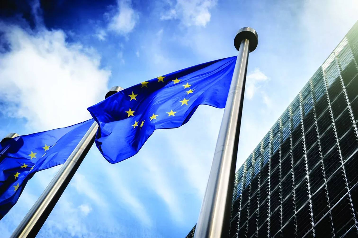 Еврокомиссия рекомендовала ЕС разрешить въезд вакцинированным туристам