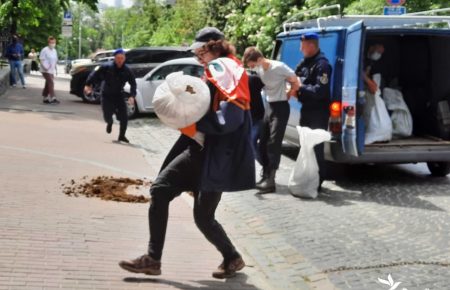 У Києві поліція затримала активіста за перфоманс із кінським гноєм біля посольства Білорусі