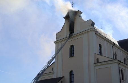У Білорусі загорівся Будславський костел, обвалився дах — МНС
