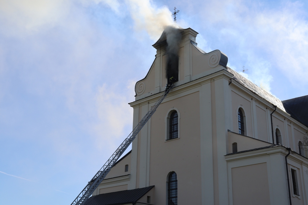 У Білорусі загорівся Будславський костел, обвалився дах — МНС