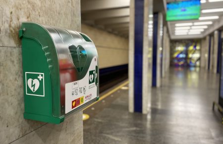 В киевском метрополитене разместили дефибрилляторы в свободном для пассажиров доступе