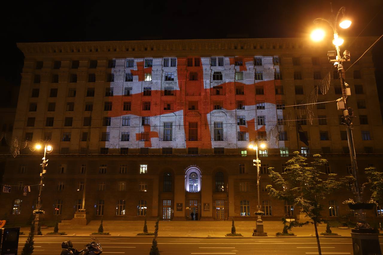 Ночью КГГА подсветили цветами Государственного флага Грузии (фото)
