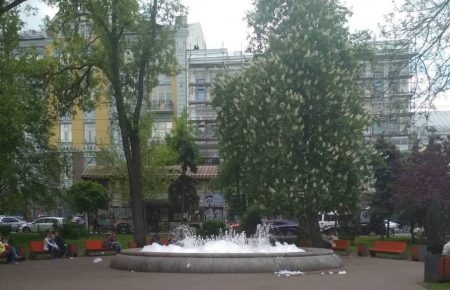 Невідомі налили мийний засіб у фонтан на Контрактовій площі — КМДА