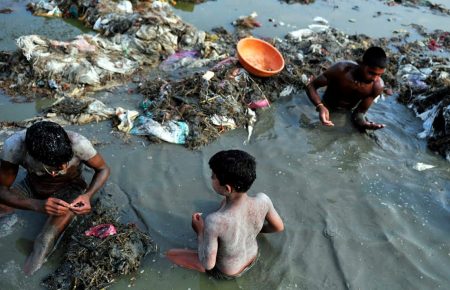 В Індії скидали в річку Ганг тіла пацієнтів, які померли від коронавірусу