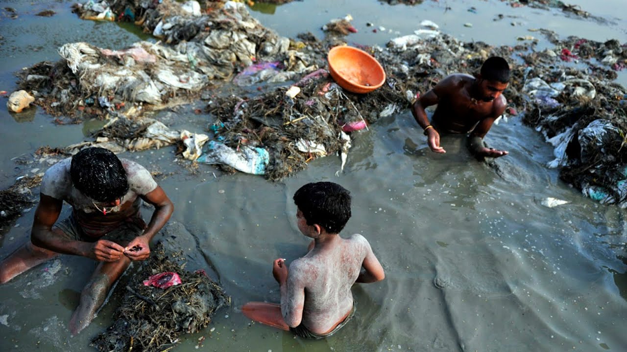 В Індії скидали в річку Ганг тіла пацієнтів, які померли від коронавірусу