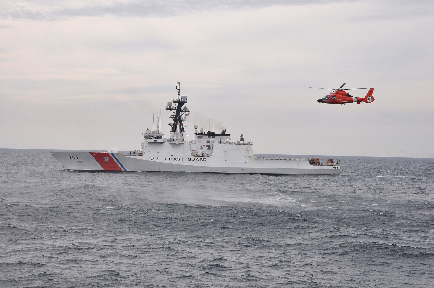 Три кораблі РФ провокували українське та американське судна у Чорному морі