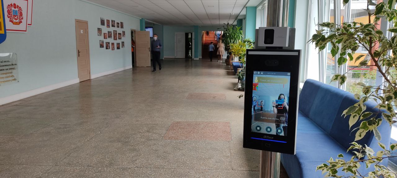 Говорит «Надень маску» и «Доступ разрешен»: в школах Черкасс внедряют электронную систему пропуска (фото)
