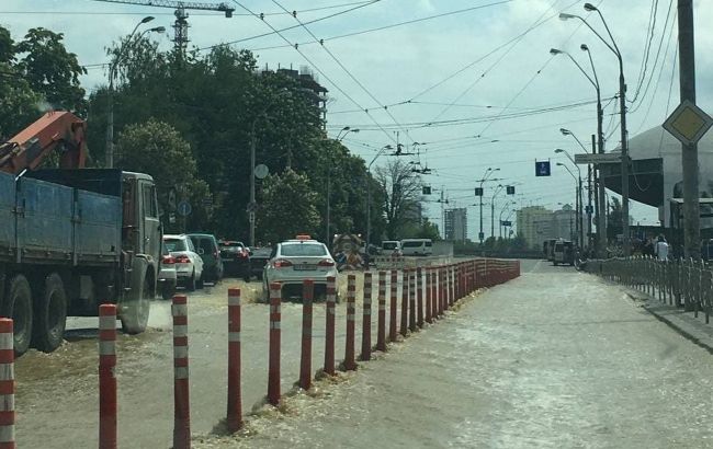 У Києві біля ТРЦ Ocean Plaza прорвало трубу та затопило дорогу