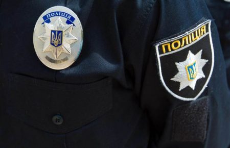 В Киеве полицейский забрал у мужчины сумку с деньгами и поделился с коллегами