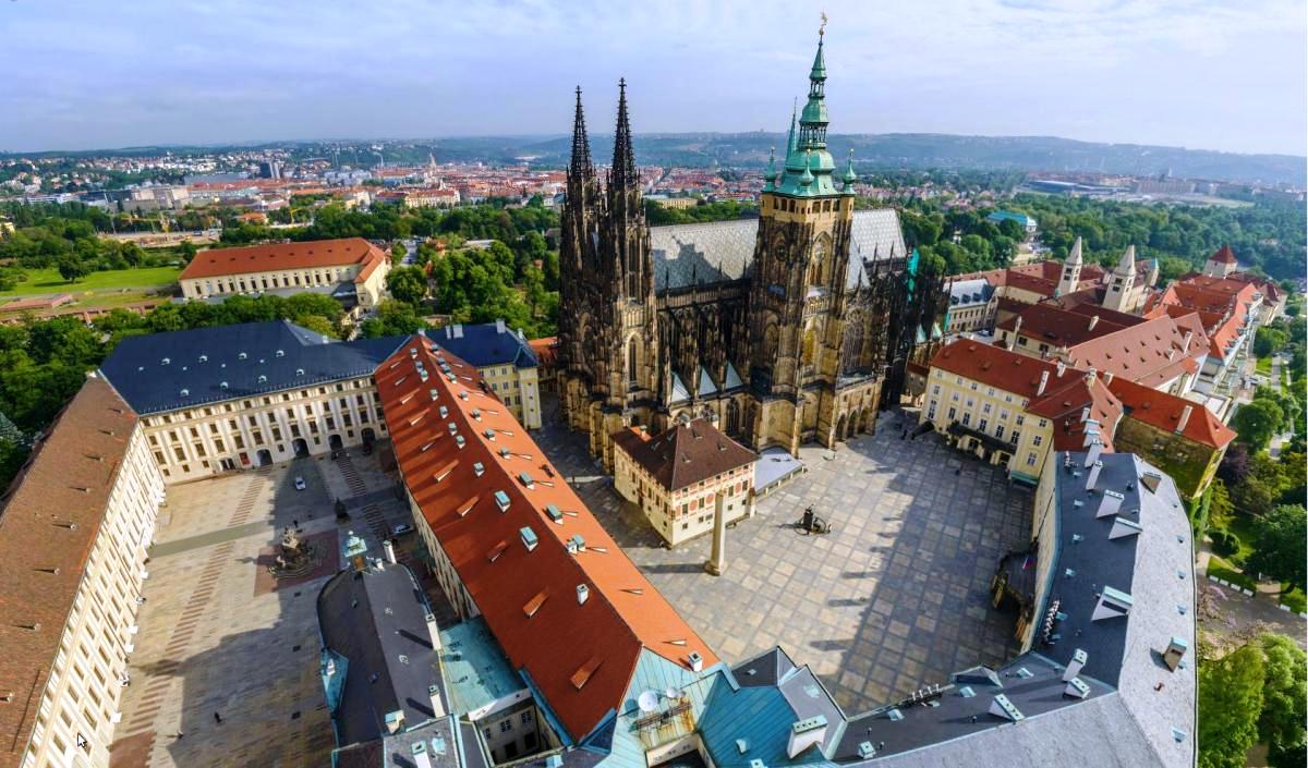 В Праге зажгут 30 тысяч свечей — по количеству умерших от коронавируса