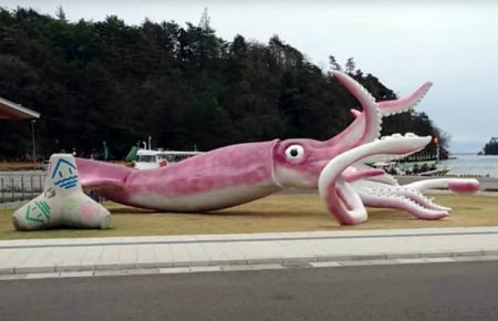 Японія: у місті Ното на гроші для боротьби з COVID-19 створили величезну статую кальмара