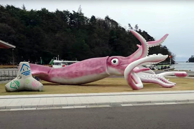 Японія: у місті Ното на гроші для боротьби з COVID-19 створили величезну статую кальмара
