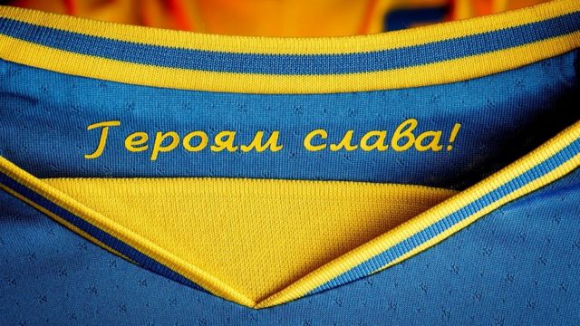 УЄФА зобов'язала збірну України прибрати з форми напис «Героям слава!» — AFP