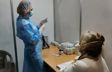 У київському Центрі вакцинації від СOVID-19 вихідними щеплять стільки людей, скільки встигнуть — Поворозник