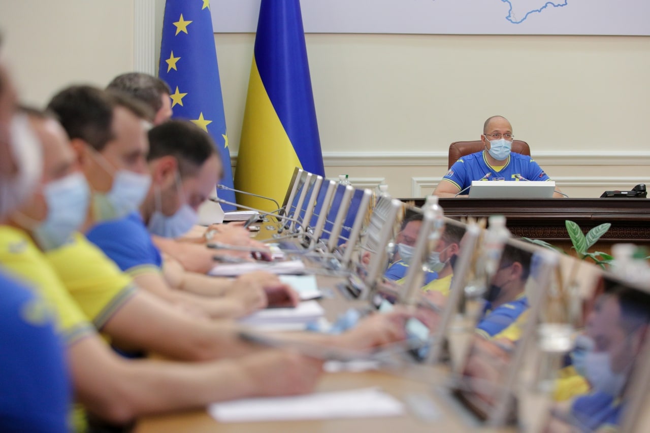 Министры пришли на заседание Кабмина в футболках сборной Украины (фото)