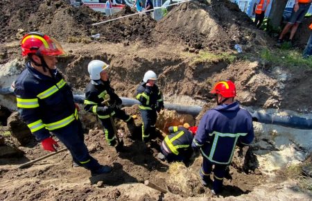 В Тернополе во время земляных работ людей засыпало землей, один человек погиб — ГСЧС