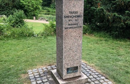 У Данії відмили розфарбований у російський триколор пам’ятник Шевченку