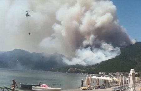 На курорте Мармарис в Турции вспыхнул пожар, туристов эвакуируют (видео)