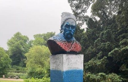 У Данії невідомі розфарбували пам'ятник Тарасу Шевченку у російський триколор