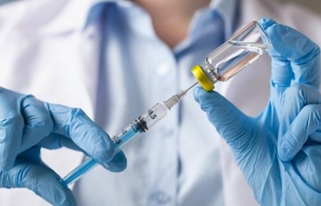 У США схвалили бустерну дозу вакцин Moderna та Pfizer проти коронавірусу для людей від 18 років