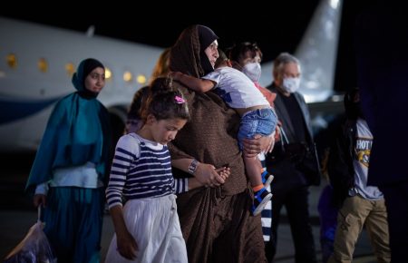 В Україну із Сирії повернули жінку та сімох її дітей