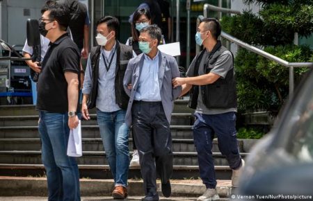 У Гонконгу відбулися затримання в редакції опозиційної газети Apple Daily