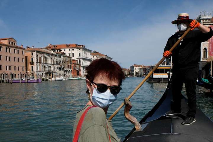 В Италии разрешили ходить без масок на открытом воздухе