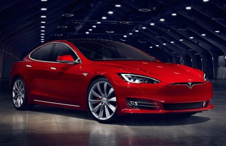 «Самый быстрый серийный автомобиль из когда-либо созданных»: Tesla представила новую модель (видео)