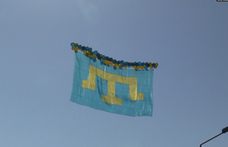В сторону оккупированного Крыма запустили крымскотатарский флаг с пожеланиями и открытками